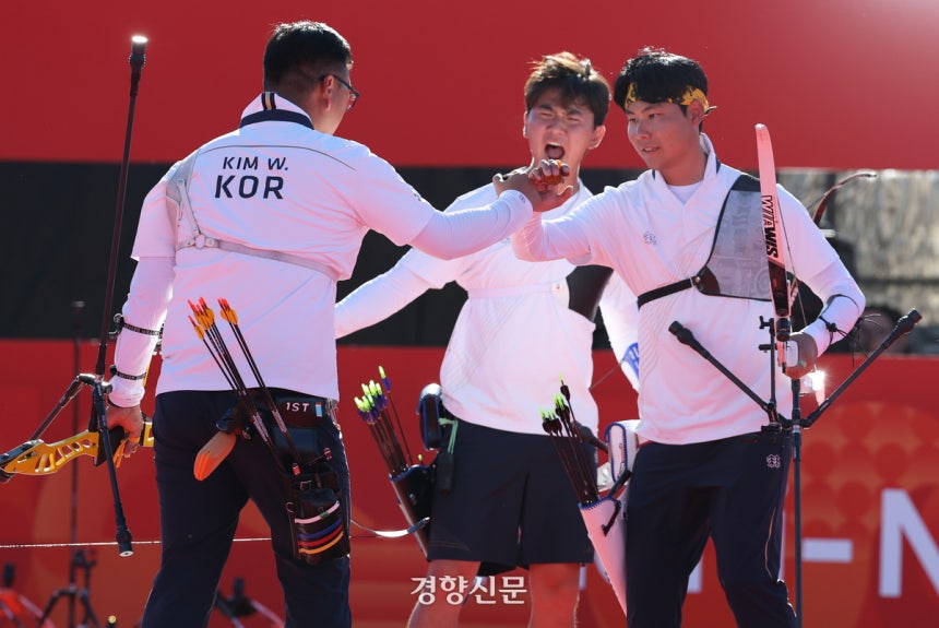 이우석, 김우진, 김제덕이 2일 일본 아이치현 오카자키 중앙종합공원 다목적 광장에서 열린 2026 아이치·나고야 아시안게임 양궁 리커브 남자 단체전 결승에서 승기를 잡은 뒤 화이팅을 외치고 있다. 오카자키｜강윤중 선