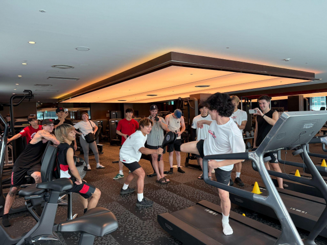 팀일루션과 ATL이 부산에서 액션 퍼포먼스 촬영을 진행하고 있다(사진=크리에이터벤처스튜디오)