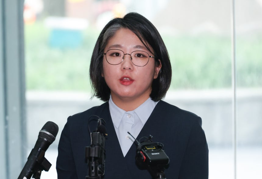 용혜인 성평등가족부 장관 후보자가 2일 서울 서대문구에 마련된 인사청문회 준비 사무실로 출근하며 취재진의 질문에 답하고 있다. [연합]