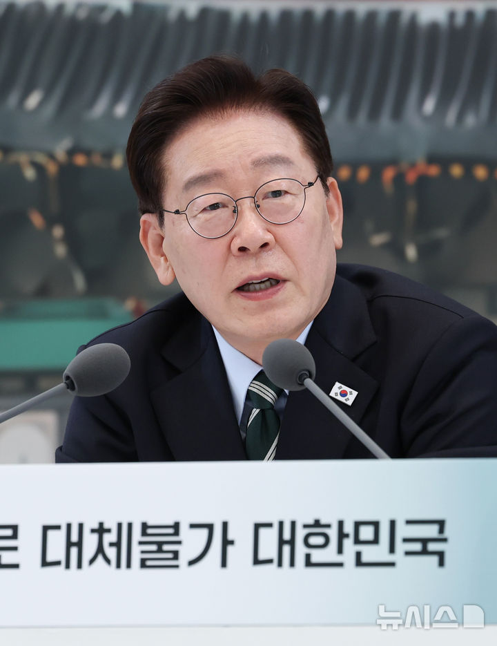 [서울=뉴시스] 김진아 기자 = 이재명 대통령이 16일 청와대 영빈관에서 열린 '삶으로 체감하는 대체불가 대한민국-국민과 함께하는 두 번째 업무보고'에서 발언하고 있다. (청와대통신사진기자단) 2026.07.16. 