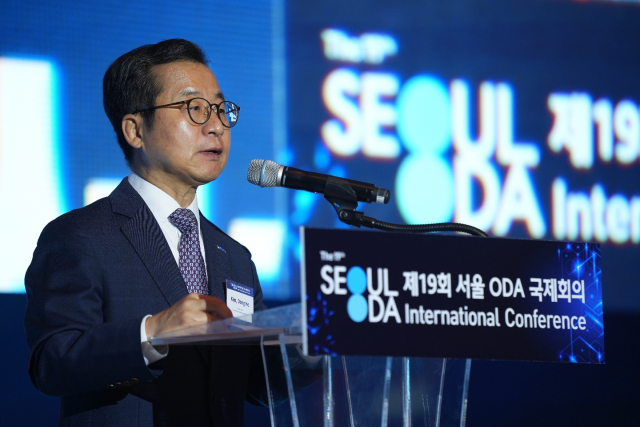 외교부와 코이카(KOICA·한국국제협력단)가 18일 여의도 콘래드 서울 호텔에서 ‘포용적이고 지속 가능한 개발을 위한 AI’를 주제로 공동 주최한 ‘제19회 서울 ODA 국제회의’에서 김동호 코이카 이사장 직무대행이 개회사를 하고 있다