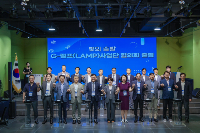 6일 대구에서 열린 G-램프사업단 협의회 출범식 행사에서 이현식 G-램프사업단 협의회장(앞열 왼쪽에서 다섯 번째), 허정은 한국연구재단 학술진흥본부장(앞열 왼쪽에서 여섯 번째)이 전국 20개 대학 사업단 참석자들과 기념촬영을 하고 있다