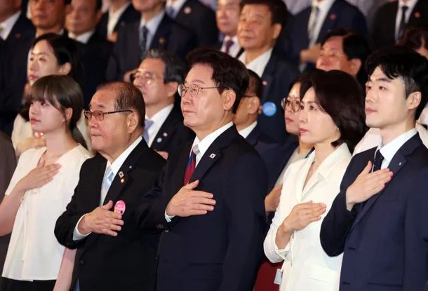  이재명 대통령과 김혜경 여사가 15일 서울 종로구 세종문화회관에서 열린 제81주년 광복절 경축식에서 국기에 경례하고 있다.[대통령실통신사진기자단]