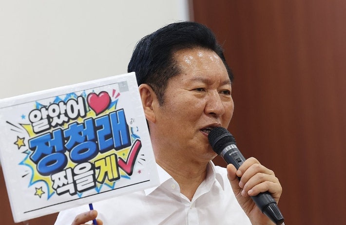 더불어민주당 정청래 당 대표 후보가 3일 강원 원주시의회에서 열린 원주권 당원 간담회에서 참석자에게 지지를 호소하고 있다. 연합뉴스