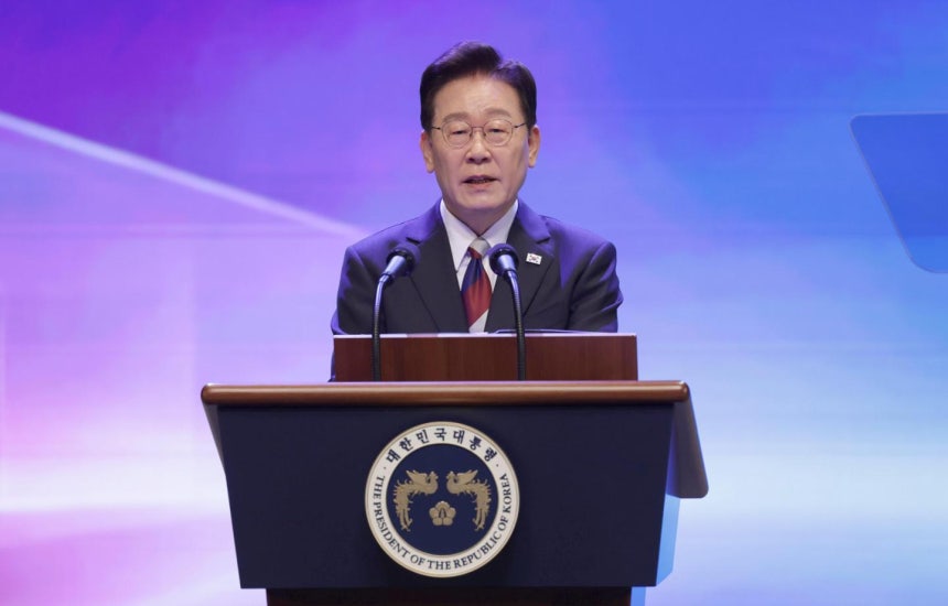 이재명 대통령이 15일 서울 종로구 세종문화회관에서 열린 제81주년 광복절 경축식에서 경축사를 하고 있다. 청와대사진기자단