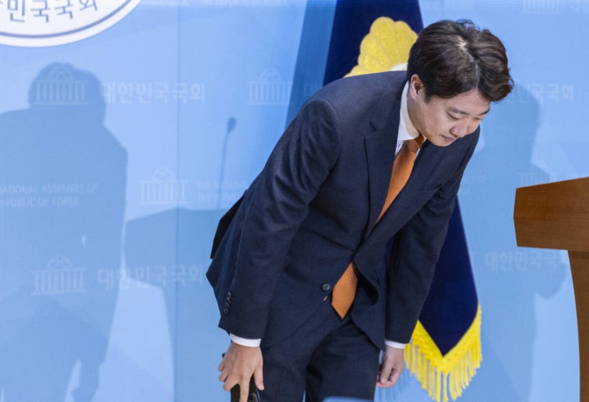 개혁신당 대표인 이준석 의원이 26일 국회 소통관에서 열린 기자회견에서 대표직 사퇴를 발표한 뒤 고개숙여 인사하고 있다. 연합뉴스