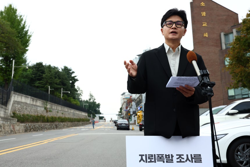 한동훈 무소속 의원이 24일 서울 용산구 국방부 앞에서 비무장지대(DMZ) 지뢰 추정 폭발 사고와 관련해 즉각 조사를 촉구하는 1인 시위를 하고 있다. 뉴시스 제공