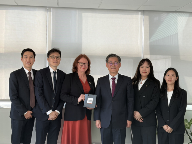 한국지방재정공제회가 미국 뉴욕 UN 본부에서 비에르그 산케르 유엔 경제사회국 사무차장보와 면담을 갖고 협력방안을 논의했다. 왼쪽에서 세 번째가 비에르그 산케르 사무차장보, 네 번째가 한국지방재정공제회 정선용 이사장