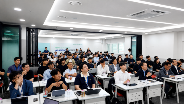 농협정보시스템 실무진이 AI 해커톤 발표를 지켜보고 있다(제공=조코딩AX파트너스)
