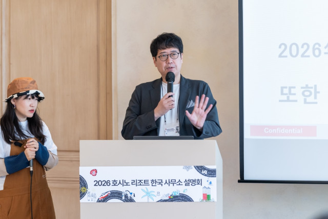 ‘2026 호시노 리조트 한국 사무소 설명회’를 통해 호시노 리조트 토마무의 다양한 매력을 알리는 아이나이 마나부 홋카이도 에리어 총지배인과 김지연 세일즈 & 마케팅 매니저