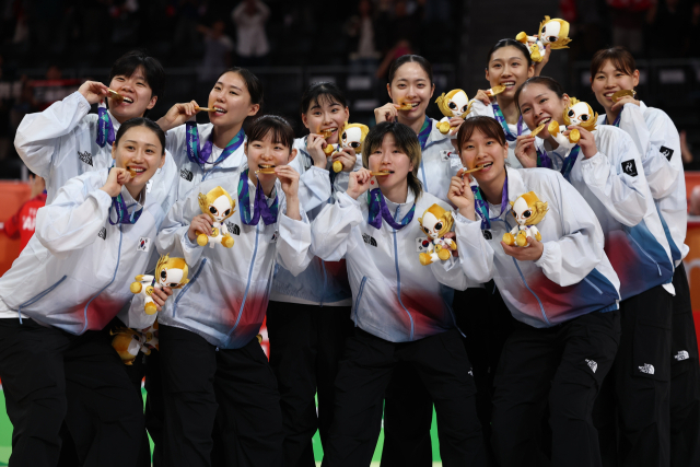 26일 일본 나고야 아이치 인터내셔널 아레나에서 열린 2026 아이치·나고야 아시안게임 여자 농구 시상식에서 금메달을 차지한 대한민국 선수들이 포즈를 취하고 있다. 연합뉴스