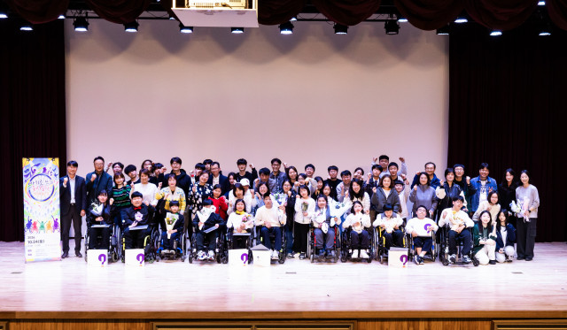 공연을 선보인 청소년들과 관객들이 함께 기념 촬영을 진행하고 있다