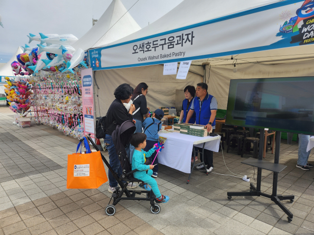 ‘천안흥타령춤축제 2026’ 봉명마을관리사회적협동조합 오색호두구움과자 부스 전경
