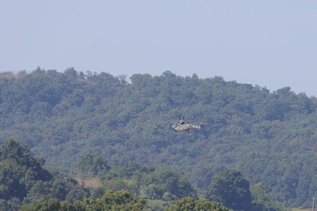 22일 오후 경기도 파주시 서부전선 비무장지대(DMZ) 남방한계선 상공에서 수리온 헬기가 이동하고 있다. 전날 인근 DMZ에서 지뢰 추정 폭발 사고로 육군 장병들이 중상을 입어 군 당국이 정확한 사고 원인을 조사 중
