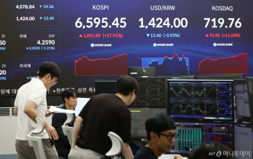 7월 31일 오후 서울 중구 우리은행 본점 딜링룸에서 딜러들이 업무를 보고 있다. /사진=뉴스1  Copyright (C) 뉴스1. All rights reserved. 무단 전재 및 재배포,  AI학습 이용 금지.