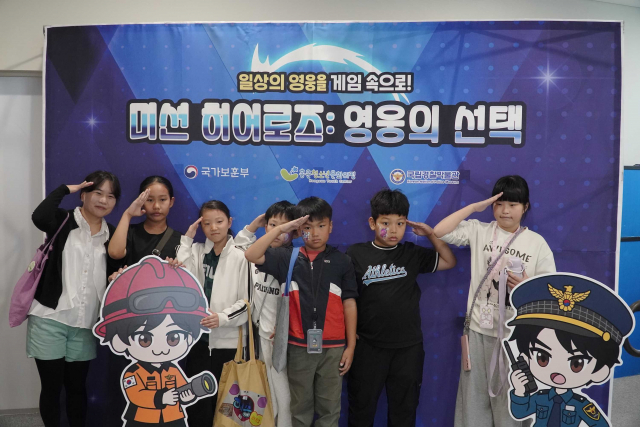 ‘미션히어로즈: 영웅의선택’ 포토존에서 기념사진을 촬영하고 있다