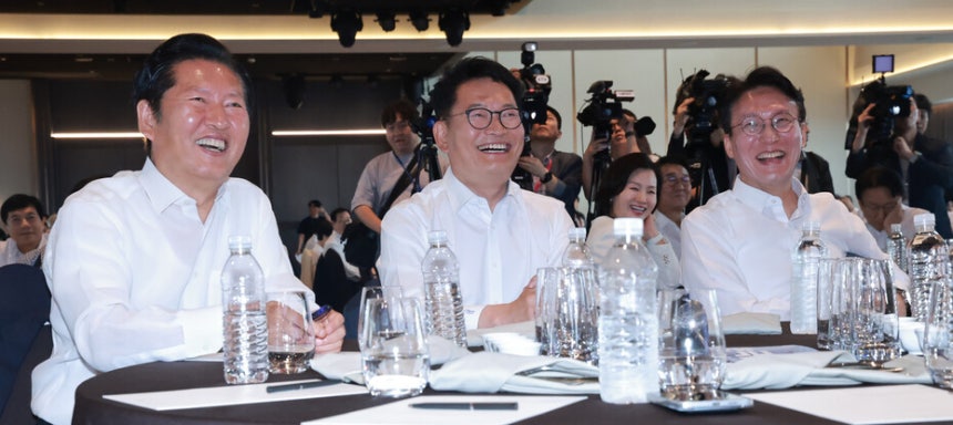 더불어민주당 정청래 전 대표(왼쪽부터), 송영길 의원, 김민석 전 국무총리가 2026년 7월3일 서울 용산구 한 호텔에서 열린 민주당 국회의원 워크숍에 참석해 미소 짓고 있다. 연합뉴스