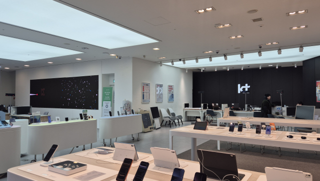 KT플라자 강남역점 전경. 다양한 기종의 스마트폰을 직접 체험해 볼 수 있다