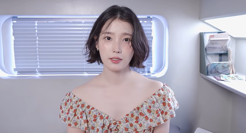 아이유는 스프레이를 쓰지 못해 머리가 쉽게 풀리고, 제한된 제품만 사용해 화장이 비슷해 보일 수 있다며