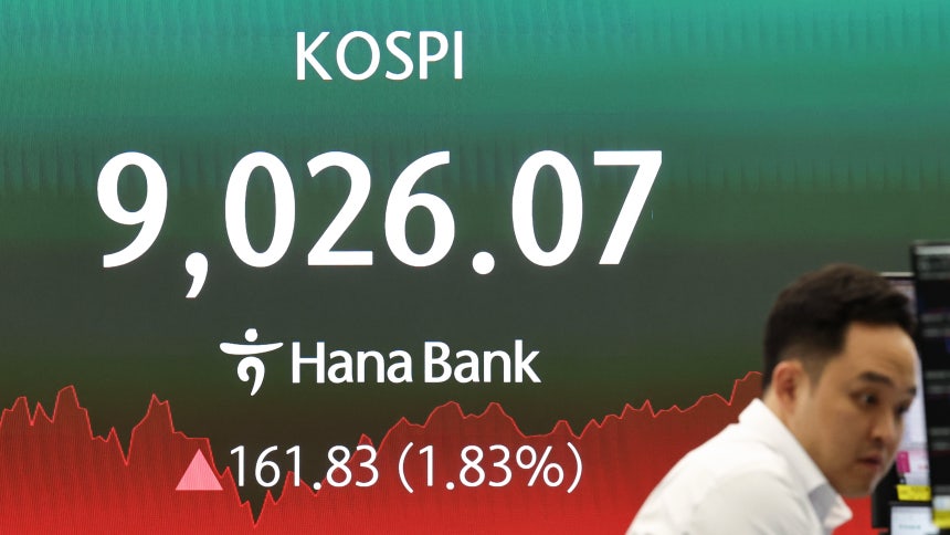 코스피지수가 장중 사상 처음으로 9000을 돌파한 18일 오후 서울 중구 하나은행 본점 딜링룸 전광판에 코스피 시황이 나오고 있다./뉴스1