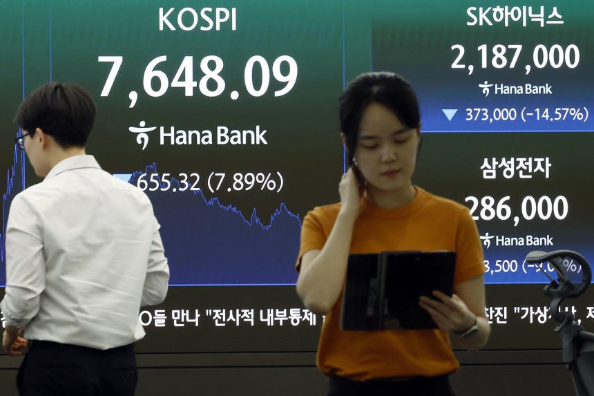 2일 오후 서울시 중구 하나은행 본점 딜링룸 전광판에 코스피 등 종가가 표시되고 있다. 이날 코스피는 전 거래일 대비 655.32p(7.89%) 하락한 7648.09, 코스닥은 62.63p(6.74%) 내린 866.