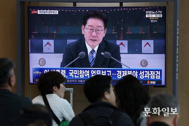지난 7월 15일 서울역 대합실에서 시민들이 이재명 대통령 2차 업무보고 생중계를 시청하고 있다. 백동현 기자