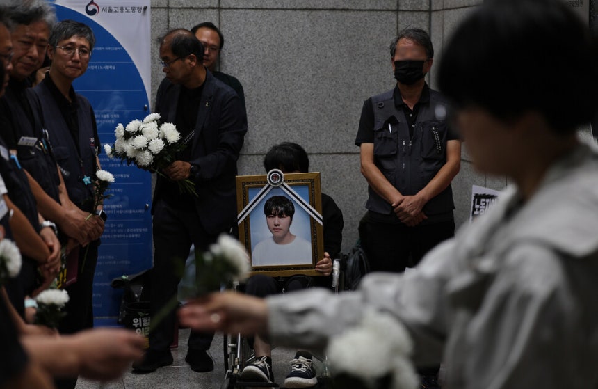 에이치엘(HL)만도 평택공장에서 기계에 끼여 숨진 김승모씨가 세상을 떠난 지 ‘49일’째가 된 2026년 9월8일 저녁 서울 중구 서울지방고용노동청 현관에 마련된 분향소에서 참가자들이 헌화하고 있다.