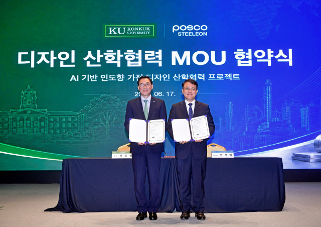 왼쪽부터 원종필 건국대 총장과 천시열 포스코스틸리온 대표이사가 MOU 협약식에서 기념촬영을 하고 있다