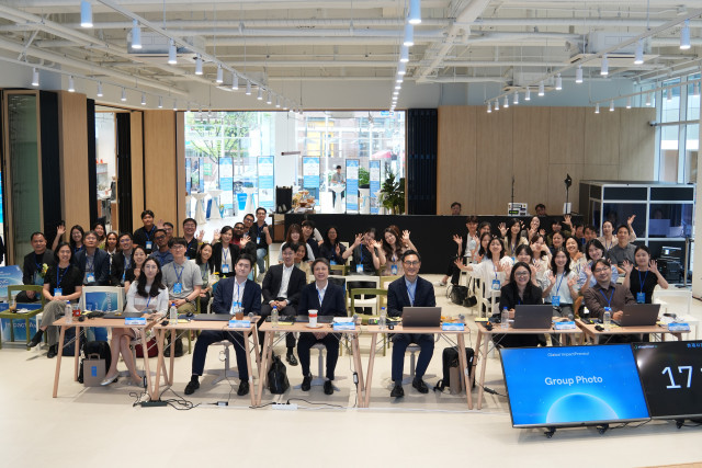 7월 7일 서울에서 열린 Global ImpactPreneur 2026 데모데이 행사에서 UNDP 서울정책센터와 현대차 정몽구 재단 관계자, 참가 스타트업 및 주요 참석자들이 기념 촬영을 하고 있다
