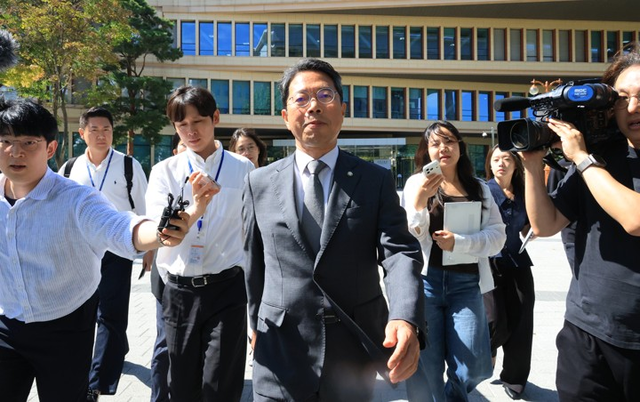 김승원 법무부 장관 후보자가 19일 사퇴 기자회견을 마치고 국회 소통관을 나서고 있다. [연합뉴스]