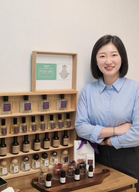 서인숙 천연조향문화예술협회 이사 겸 칼레트 대표와 IPF 인증마크