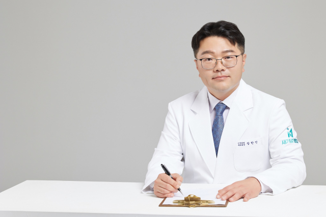 새기준병원 장한진 대표원장, 걸을 때 다리가 저리고 쉬면 나아지는 증상 있다면 척추관협착증 확인 필요
