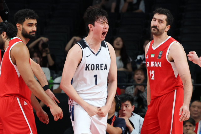 [속보] '이현중 26점' 남자 농구, 이란 완파…12년만에 AG 결승 진출