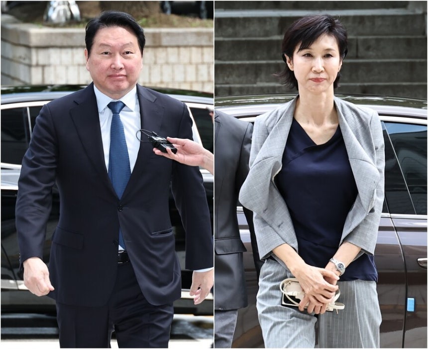 최태원 SK그룹 회장(왼쪽)과 노소영 아트센터 나비 관장이 지난달 26일 서울 서초구 서울중앙지방법원에서 열린 재산 분할 파기환송심 2차 변론기일에 출석하기 위해 법정으로 향하고 있다. 연합뉴스