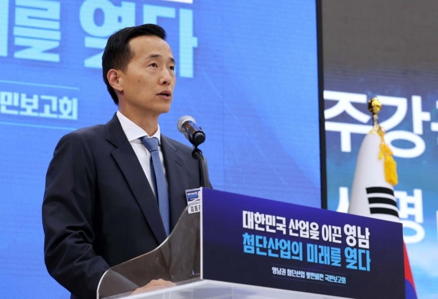 김동관 한화 수석부회장이 지난달 3일 경남 진주시에서 열린 영남권 첨단산업 발전비전 국민보고회에서 투자 계획을 발표하고 있다. 사진=한국경제신문