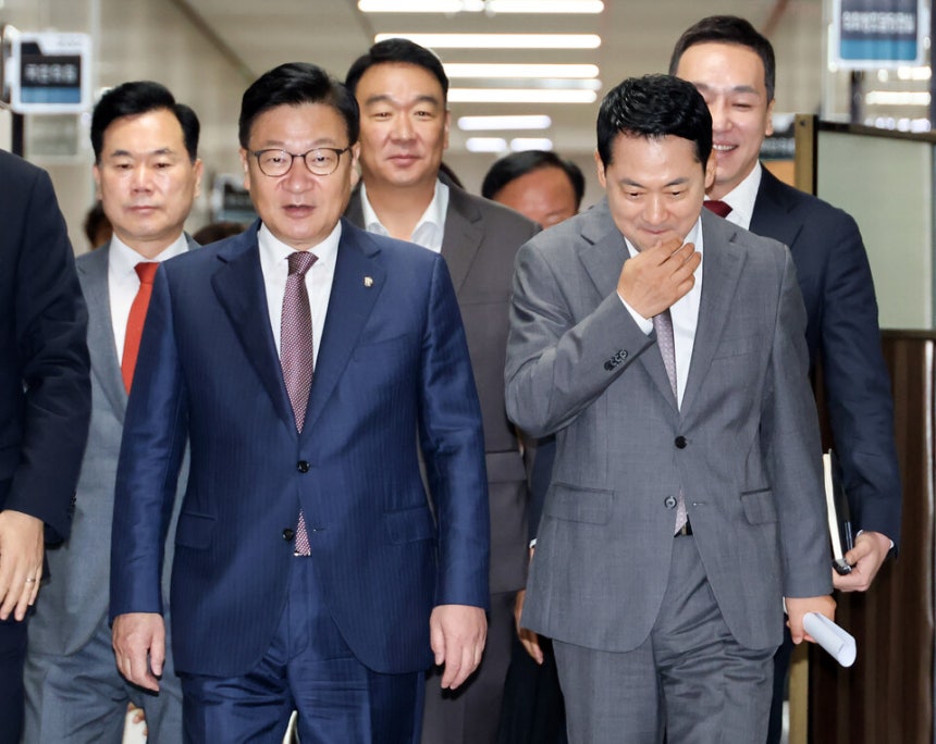 국민의힘 장동혁 대표(오른쪽)와 정점식 원내대표가 23일 국회에서 열린 최고위원회의에 입장하고 있다. ⓒ연뉴스