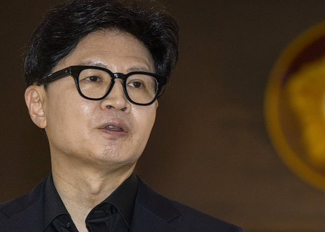 무소속 한동훈 의원이 11일 국회에서 전날 본인의 기자회견 도중 논란이 됐던 ‘총리실 직원 회견 개입’과 관련해 입장을 말하고 있다. 연합뉴스