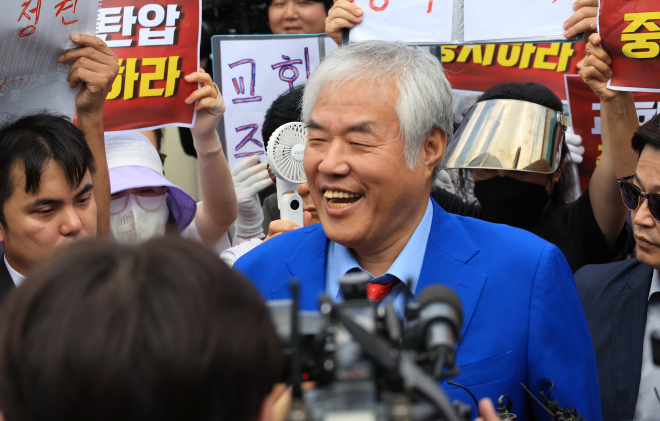 전광훈 사랑제일교회 목사가 지난 5일 서울 성북구 사랑제일교회 앞에서 서울서부지법 폭력 사태와 자신이 무관하다고 말하고 있다. 이날 경찰은 전 목사와 사랑제일교회, 김수열(71) 전국안보시민단체총연합 회장 등에 대한