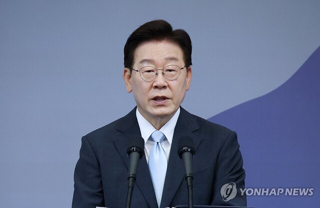 [속보]“돈이 마귀라지만 사람의 탈을 쓰고 이럴 수가 있나?”⋯스타벅스 이어 무신사 카드뉴스 ‘책상 탁 쳤더니 억’ 표현에 李대통령 격노
