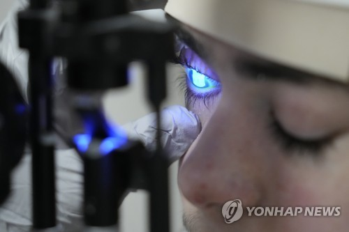 눈 검진 [AP=연합뉴스]