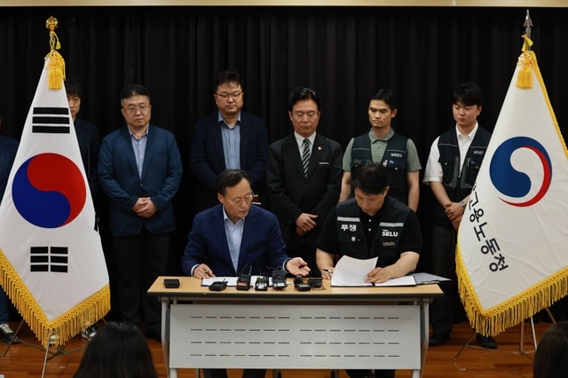 [속보] 양대노총, 삼전 노사합의에 “독식은 없다…하청노동자도 성과 나눠야”