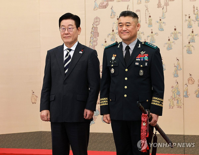 이재명 대통령이 지난 1월 16일 청와대 본관에서 열린 3성 장군 진급·보직 신고 및 수치 수여식에서 한기성(오른쪽) 육군 제1군단장과 기념촬영을 하고 있다.