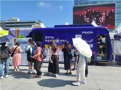 2025년 ‘리스타트 잡페어’ 행사장에서 시민들이 서울시 찾아가는 취업지원 서비스 ‘일자리부르릉’ 상담버스를 방문하고 있다