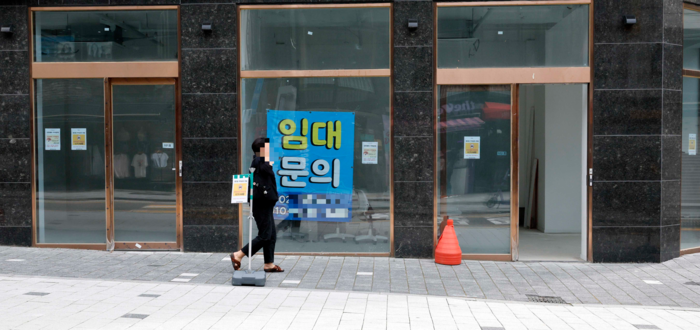  코로나19 여파로 빚을 여전히 갚지 못하는 소상공인을 위해 금융당국이 부담절감 방안을 추진한다. 사진은 서울 마포구의 한 상권에 폐업상점들이 즐비한 가운데 점포 임대를 구하는 표지가 붙어 있는 모습. [김호영 기자