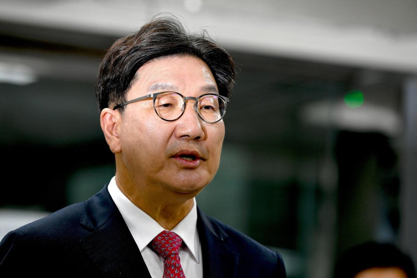 권성동 국민의힘 의원이 지난해 서울 서초동 서울중앙지법에서 열린 구속 전 피의자 심문에 출석해 입장을 밝히고 있다. 임지훈 인턴기자