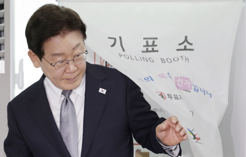▲이재명 대통령이 제9회 전국동시지방선거 사전투표 첫날인 5월 29일 서울 종로구 삼청동 주민센터에 마련된 사전투표소에서 투표를 마친 뒤 기표소에서 나오고 있다. [연합뉴스]