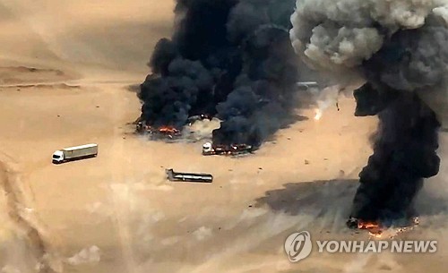 친이란 예멘 후티 반군이 7일 공개한 사진으로, 사우디아라비아에서 예멘 하드라마우트주 알와디아 군 기지로 군사장비를 수송하던 트럭들이 탄도미사일 공격을 받는 모습. [UPi 연합뉴스 자료사진. 재판매 및 DB 금지]