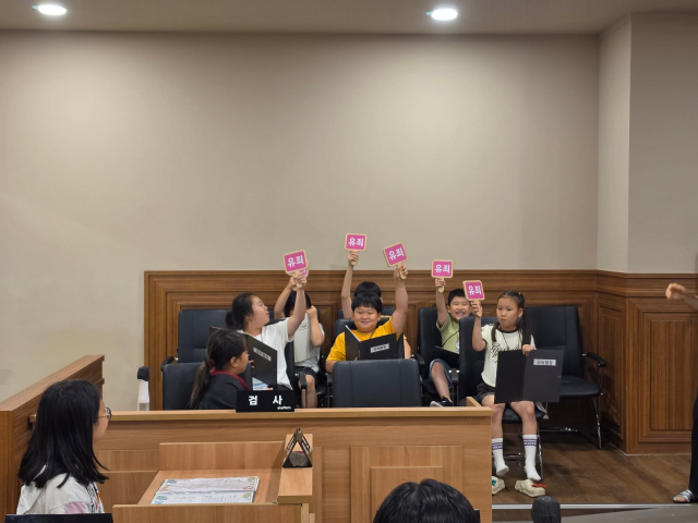 ‘2026 GKL과 함께하는 행복여행’ 아동 여행 프로그램에 참여한 보성종합사회복지관 지역아동센터 아동들이 광주 솔로몬로파크 법체험을 하고 있다(사진=보성종합사회복지관 지역아동센터)