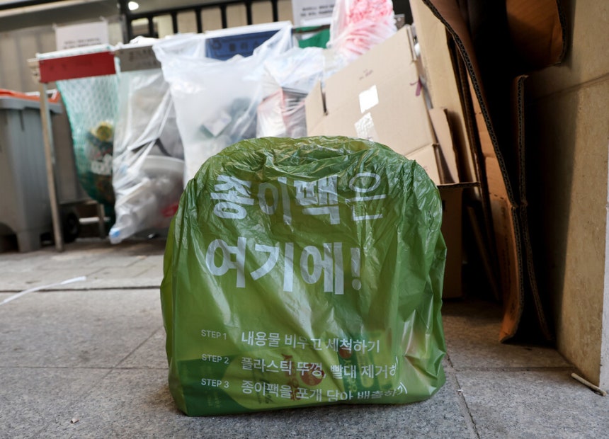 2026년 6월29일 서울 중구 회현동의 한 카페 앞에 종이팩만 따로 담은 재활용 봉투가 놓여 있다. 이종근 선임기자 root2@hani.co.kr