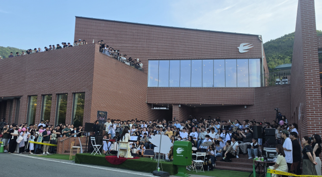 룰리커피 ‘Rully Busking Series.01’ 성료… 남규리 라이브와 째즈 아티스트가 함께한 가창점 버스킹